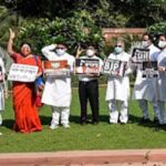 বাংলার বিজেপি সাংসদরা সংসদের বাইরে বিক্ষোভ দেখান