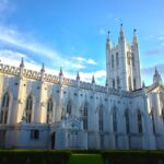 বড়দিনের সকালে সেন্ট পলস ক্যাথিড্রালে দাউদাউ আগুন তরুণীর চুলে