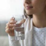 রাতে ঘুমানোর আগে এক গ্লাস গরম জল পান করুন, স্বাস্থ্যের ৭টি অসাধারণ উপকার পাবেন