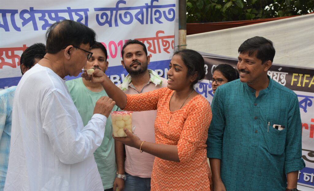 পয়লা বৈশাখ উপলক্ষে চাকরির দাবিতে আন্দোলনরত প্রার্থীদের সঙ্গে দেখা করলেন মোহাম্মদ সেলিম