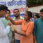 পয়লা বৈশাখ উপলক্ষে চাকরির দাবিতে আন্দোলনরত প্রার্থীদের সঙ্গে দেখা করলেন মোহাম্মদ সেলিম