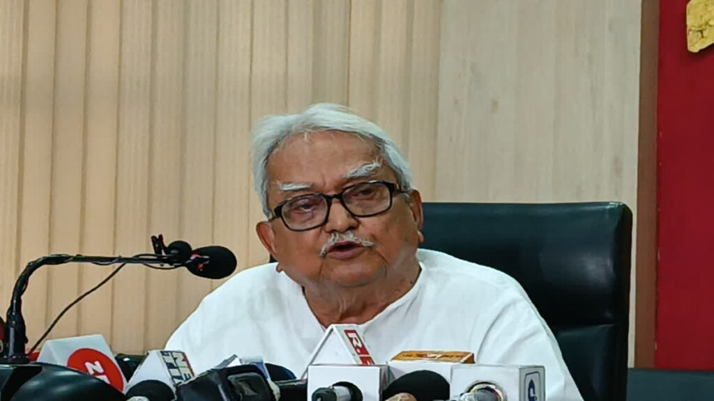 বাংলায় পরিবেশ বাঁচাও আন্দোলন চালানো জরুরি: বিমান বসু