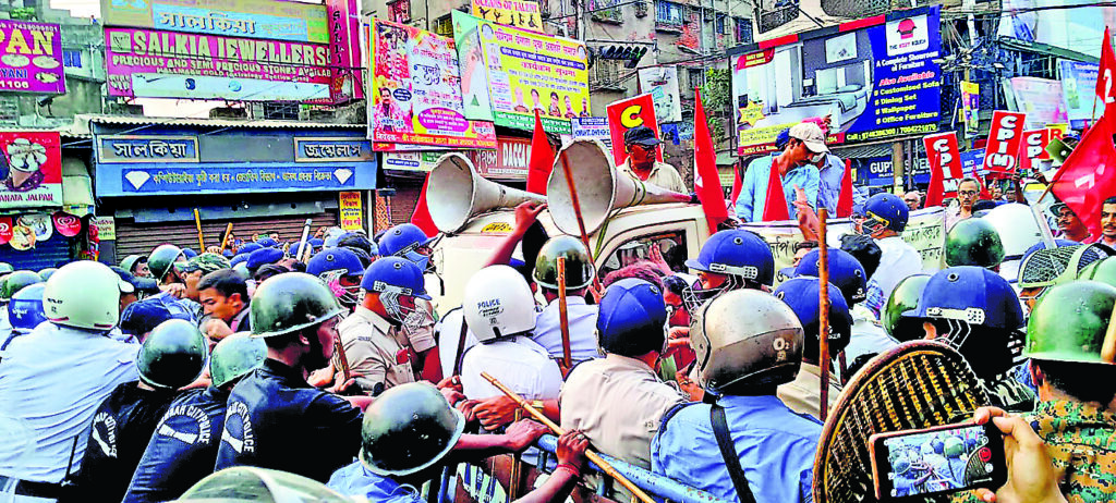 বামেদের শান্তি মিছিলে পুলিশের লাঠি চার্জ, ক্ষুব্ধ বাম কর্মী সমর্থক