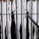 কারাগারে বন্দীদের কেন সাদা পোশাক পরানো হয়? জেনেনিন