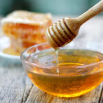 মধুর স্বাস্থ্য উপকারিতা: 5টি কারণ কেন এক চামচ ‘ মধু ‘ খাওয়া আপনার শরীরের জন্য ভাল