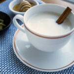 দুধে এলাচ ও মধু মিশিয়ে খেলে শরীরে এই ৫টি উপকার পাওয়া যায়, জেনে নিন পদ্ধতি