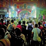 হাওড়া স্টেশনের(howra station) বাইরে যাত্রীরা হৈচৈ ছত্র ভঙ্গ করতে রেল পুলিশ এর লাঠি চার্জে