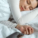 আপনি কে মাথার পাশে ফোন নিয়ে ঘুমোন? মারাত্মক ক্ষতি হতে পারে স্বাস্থ্যের