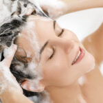 চুলকে খুশকি এবং শুষ্কতা থেকে রক্ষা করতে মাথার ত্বকের যত্নের জন্য এই 4 টি গুরুত্বপূর্ণ পদক্ষেপ