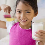 এক গ্লাস দুধে কোণ কোণ ভিটামিন এবং খনিজ উপাদান রয়েছে জানুন