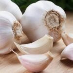 খালি পেটে কাঁচা রসুন চিবানোর ৬ টি আশ্চর্যজনক উপকারিতা জেনে নিন বিশেষজ্ঞদের কাছে