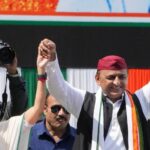 এনডিএ সরকার বেশিদিন টিকবে না, মমতা বন্দ্যোপাধ্যায়ের মঞ্চ থেকে বললেন অখিলেশ যাদব