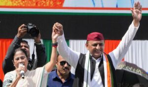 এনডিএ সরকার বেশিদিন টিকবে না, মমতা বন্দ্যোপাধ্যায়ের মঞ্চ থেকে বললেন অখিলেশ যাদব