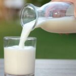 এক গ্লাস দুধে কত ক্যালরি আছে? জেনে নিন এটি খাওয়ার সঠিক উপায়