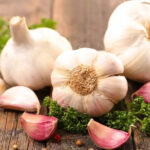 আপনার রসুন আসল নাকি নকল? ৬ টি দ্রুত চেক যা আপনাকে চেষ্টা করতে হবে