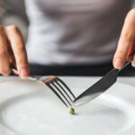 আপনি কি ওজন কমানোর জন্য কম খাচ্ছেন? এটি কীভাবে ক্ষতিকারক হতে পারে তা জানুন এখনি