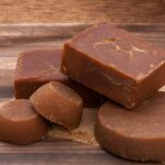 গুড়ের ৫টি স্বাস্থ্য উপকারিতা যা আপনাকে সাদা চিনি ফেলে দিতে বাধ্য করবে