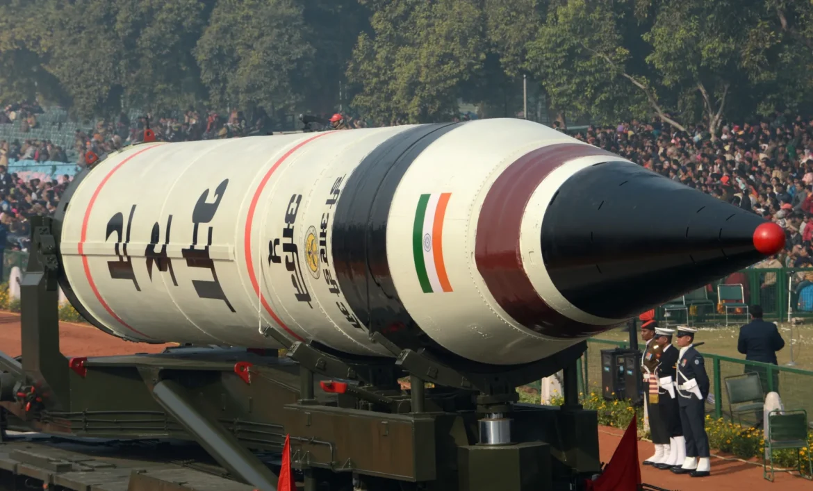 How many bombs are there in the difference between India and Pakistan?