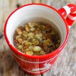 প্রতিদিন সকালে ভেজানো কিশমিশের জল পানের ৫টি আশ্চর্যজনক স্বাস্থ্য উপকারিতা জানুন