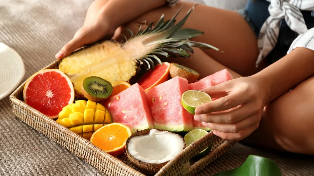 আপনার কি খাবার আগে বা পরে ফল খাওয়া উচিত? জানুন বিশেষজ্ঞদের কাছে