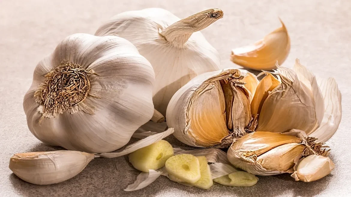 5 ways to lower blood sugar levels Eating raw garlic can help control diabetes symptoms