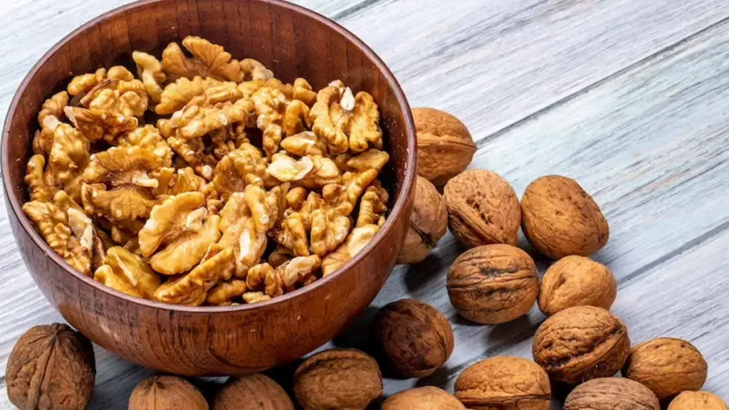 প্রতিদিন খালি পেটে ভেজানো আখরোট(walnuts) খাওয়ার ৭টি স্বাস্থ্য উপকারিতা জানুন