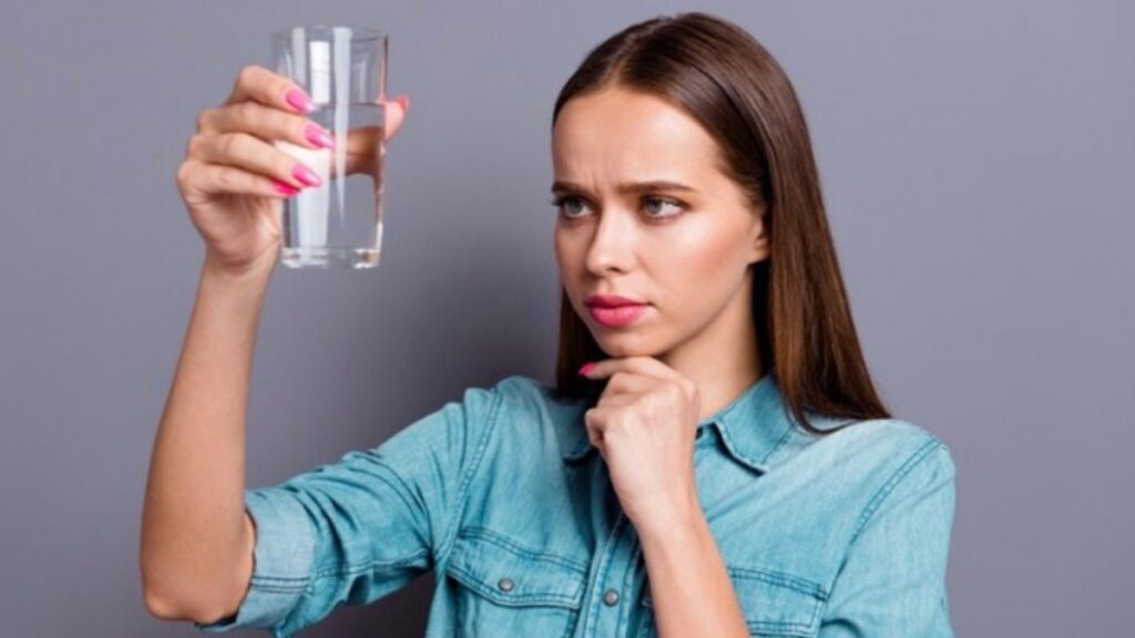 আপনি কি জল কম খাচ্ছেন? এই ৮ লক্ষণ দেখে বুঝে নিন