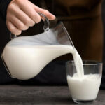 উচ্চ কোলেস্টেরলযুক্ত ব্যক্তিদের জন্য দুধ কি খারাপ পছন্দ? বিভিন্ন ধরনের দুধ আপনার কোলেস্টেরলকে কীভাবে প্রভাবিত করে
