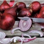 কাঁচা পেঁয়াজ খেলে মুখে দুর্গন্ধের ভয়? এর গুণাগুণ জানলে রোজ খাবেন