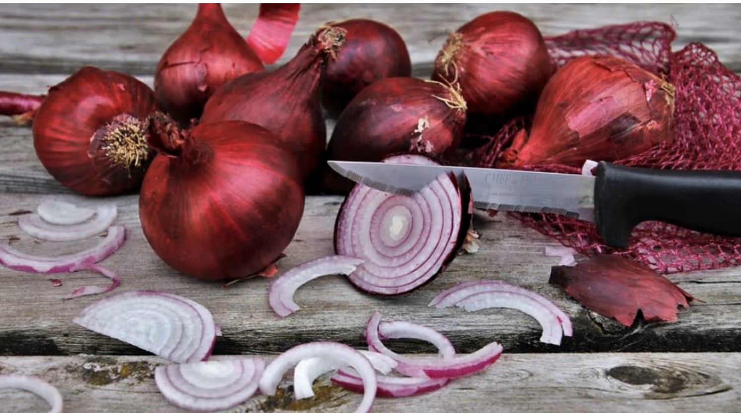 কাঁচা পেঁয়াজ খেলে মুখে দুর্গন্ধের ভয়? এর গুণাগুণ জানলে রোজ খাবেন