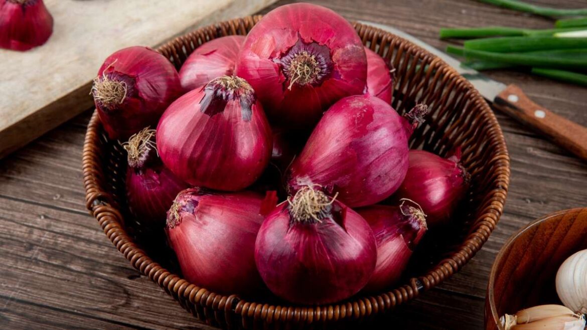 7 health risks and side effects of eating raw onions that everyone should know