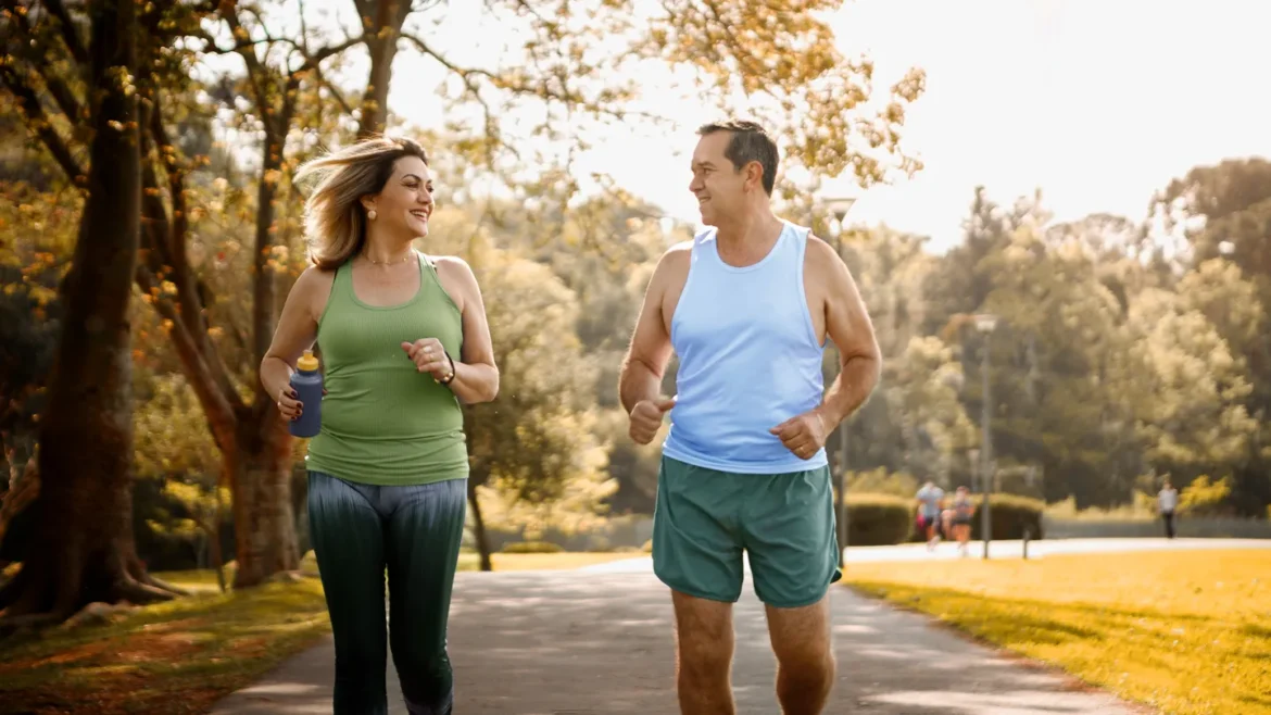 Is walking better in the morning or evening for controlling blood pressure and blood sugar? What do experts say?