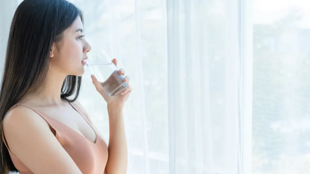 সকালে খালি পেটে জল পান করা এইসব মানুষের জন্য ক্ষতিকর, স্বাস্থ্য বিশেষজ্ঞ সতর্ক করেছেন