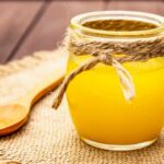 অন্ত্রের স্বাস্থ্যের জন্য বিলোনা পদ্ধতিতে তৈরি দেশি ঘি, যা হজমে সহায়তা এবং সামগ্রিক সুস্থতা বৃদ্ধি করে
