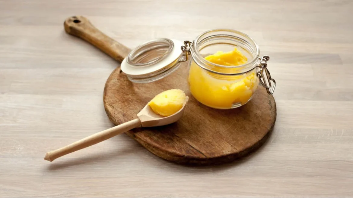Treat skin problems with desi ghee like this, something miraculous will appear on your face