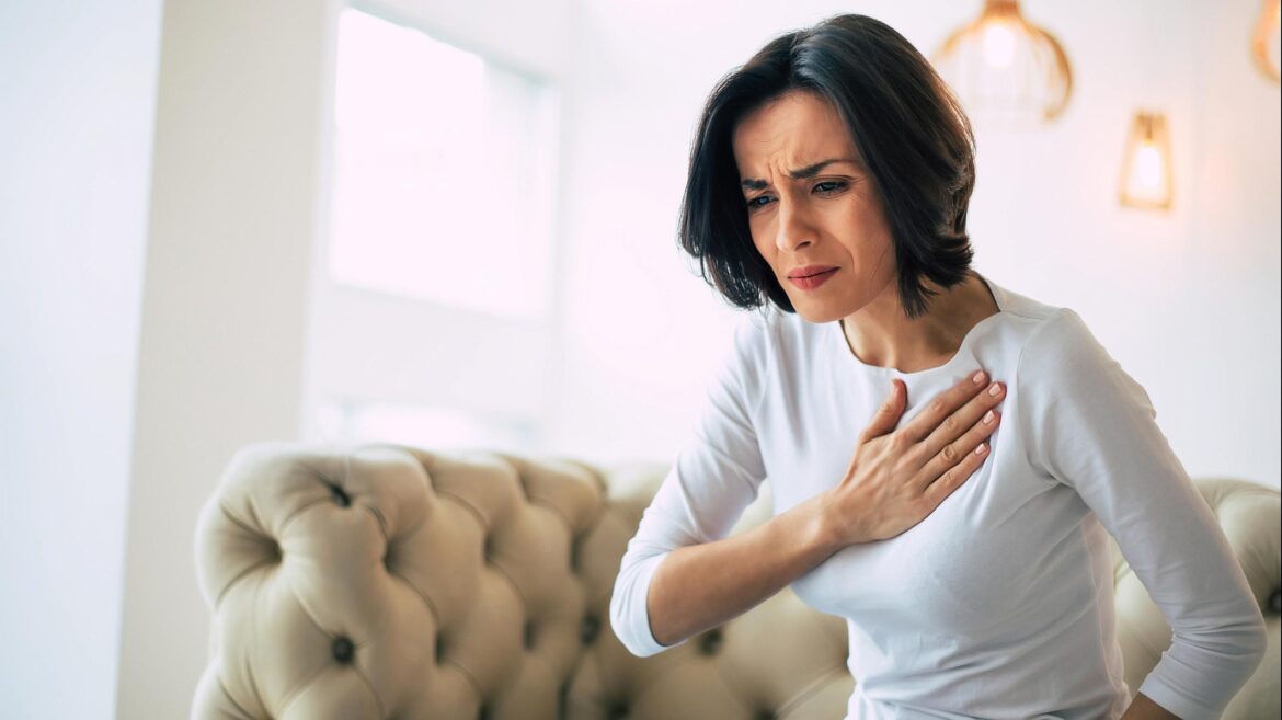 Chronic back pain, especially in women, may indicate a heart attack, know this