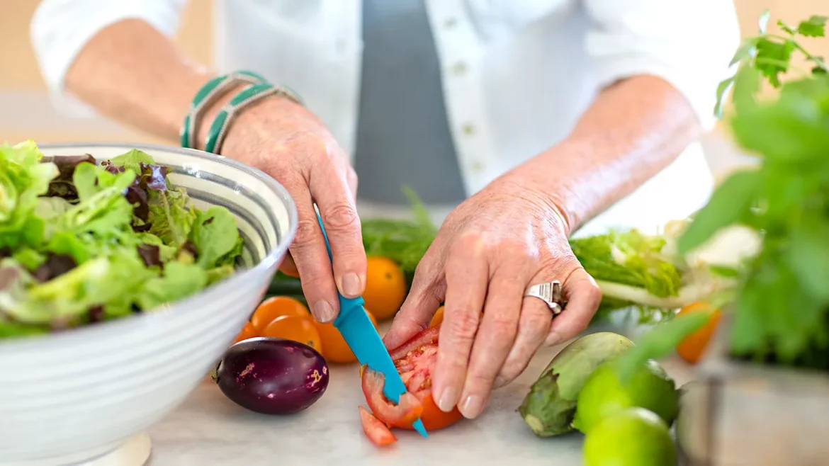 Know which is more beneficial to eat fruits or vegetables to keep the body fit