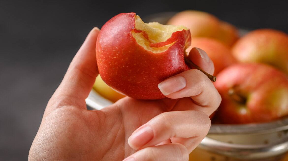 Be sure to do this before eating an apple, otherwise it can harm your health.