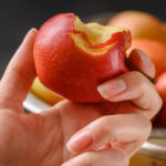 আপেল খাওয়ার আগে অবশ্যই এই কাজ টি করুন, নাহলে এটি আপনার স্বাস্থ্যের ক্ষতি করতে পারে।