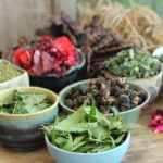 এই প্রাকৃতিক উপাদানগুলি ব্যবহার করে বাড়িতে ভেষজ শ্যাম্পু তৈরি করুন; এখানে ধাপে ধাপে একটি পদ্ধতি দেওয়া হল।