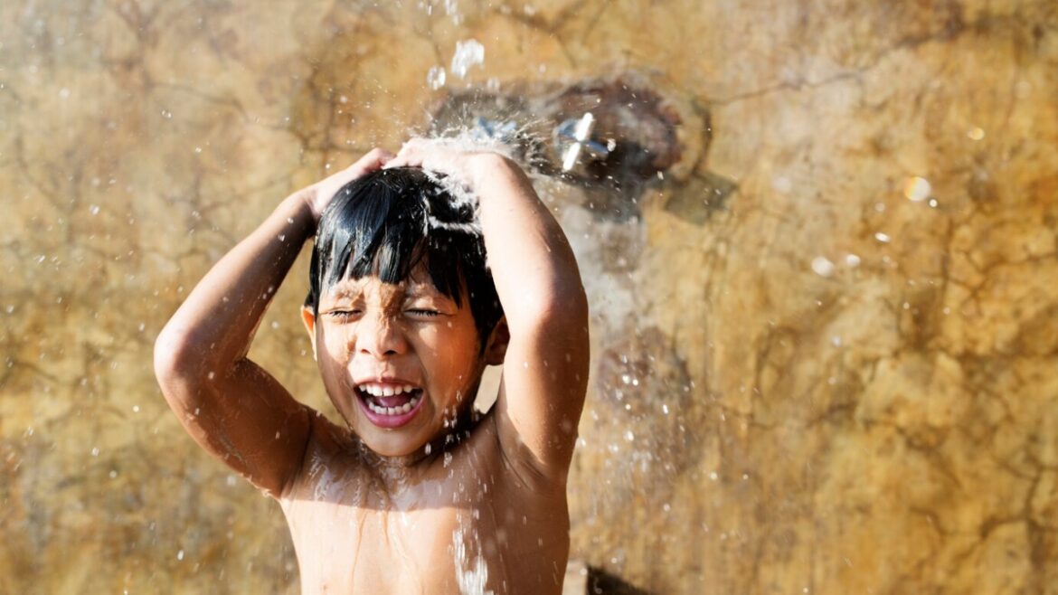 What do experts say about which water is better to bathe in during winter, hot water or cold water?