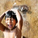 শীতকালে কোন জলে স্নান করা ভালো, গরম জল না ঠাণ্ডা জল? বিশেষজ্ঞরা কি বলেন