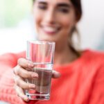 শরীরকে হাইড্রেটেড রাখার জন্য শুধু জল পান করা কি যথেষ্ট? বিশেষজ্ঞের মতামত জেনে নিন।