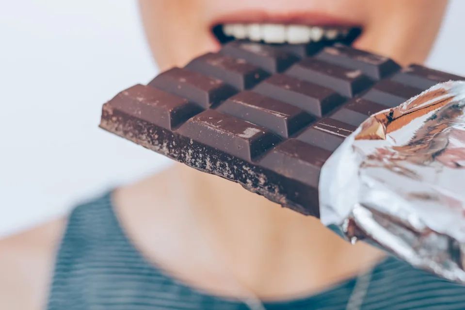 Eating dark chocolate slows down aging, find out what a new study says