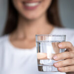 সকালে ঘুম থেকে ওঠার সাথে সাথে খালি পেটে গরম জল পান করেন? বিশেষজ্ঞদের কাছ থেকে জেনে নিন এই অভ্যাসটি সঠিক নাকি ভুল।