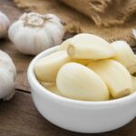 শীতকালে সকালে খালি পেটে কাঁচা রসুন খাওয়া উচিত কি না, জেনে নিন স্বাস্থ্য বিশেষজ্ঞরা কি বলেন