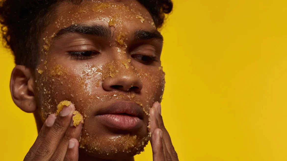 Find out the benefits of applying honey to the face for the skin.