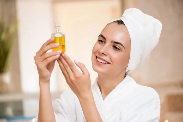 Before applying oil to your skin in winter, know which oil is suitable for your skin type.