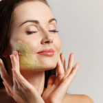 মুখের লোম প্রাকৃতিক ভাবে অপসারণের জন্য ৫ টি নিরাপদ, মৃদু এবং কার্যকর পদ্ধতি সম্পর্কে জানুন