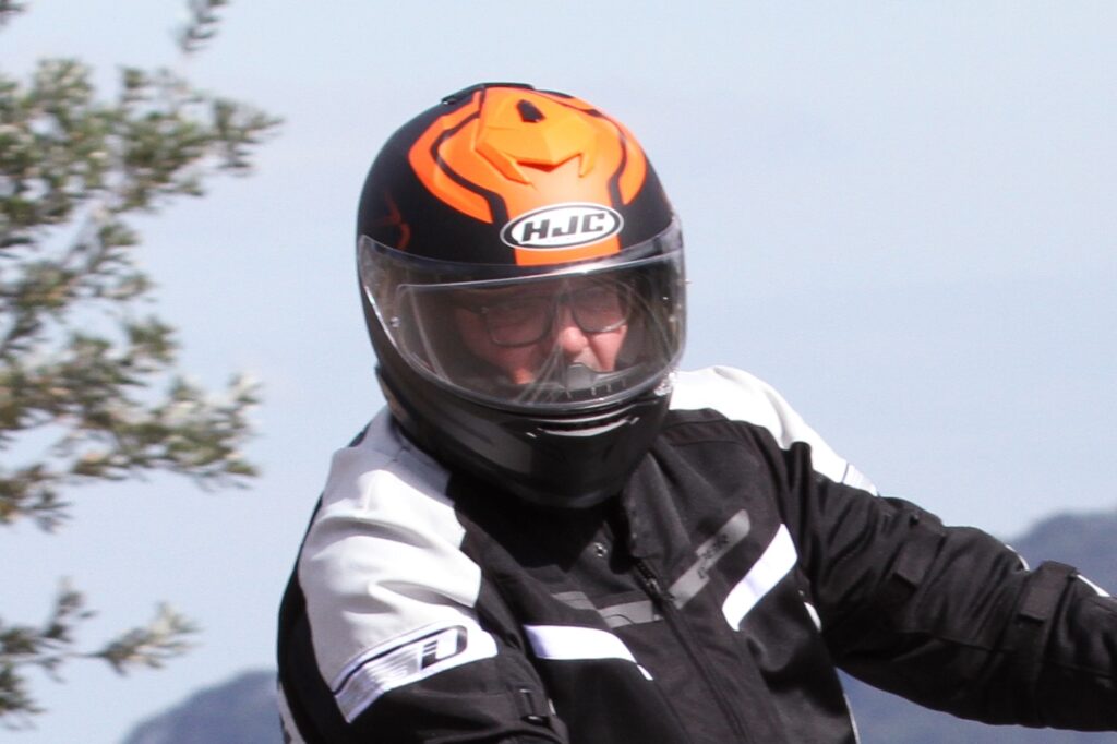 হেলমেট পরলে কি চুল পড়ে যায়? আসল সত্যিটা জানাচ্ছেন বিশেষজ্ঞরা